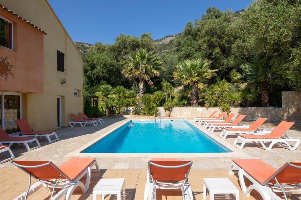 卡尔热斯赫利俄斯公寓的一个带躺椅的游泳池,一个度假村