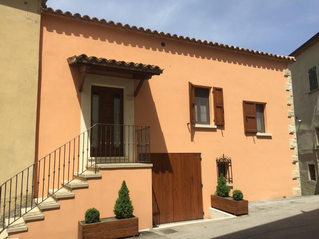 圣马力诺梦达公寓的一座带木门的大型橙色房子