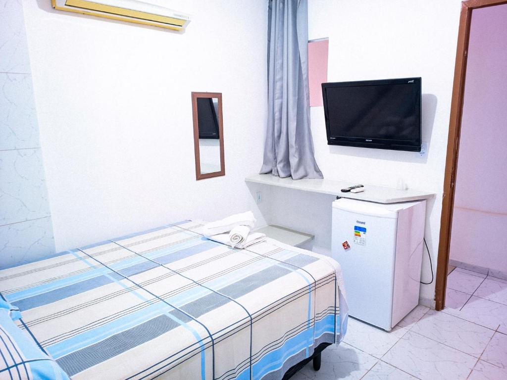 若昂佩索阿Pousada Tô Em Casa!的一间卧室配有一张床和一台平面电视