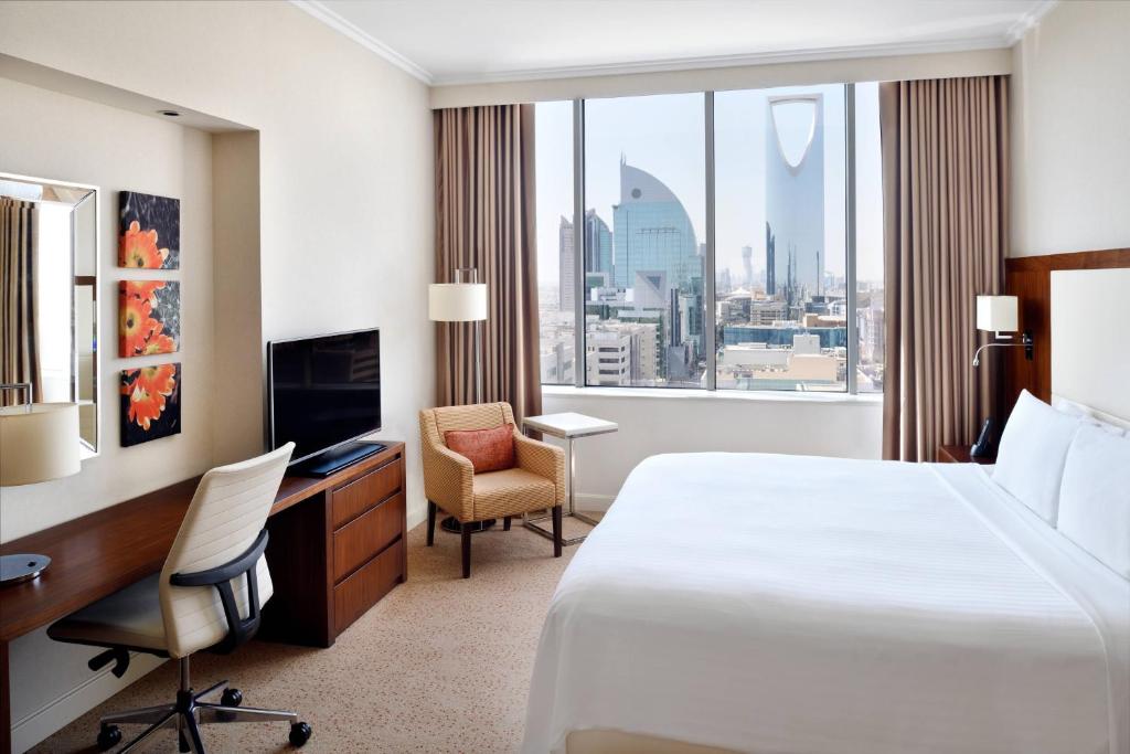 利雅德利雅德奥拉亚万怡酒店的配有一张床、一张书桌和一扇窗户的酒店客房