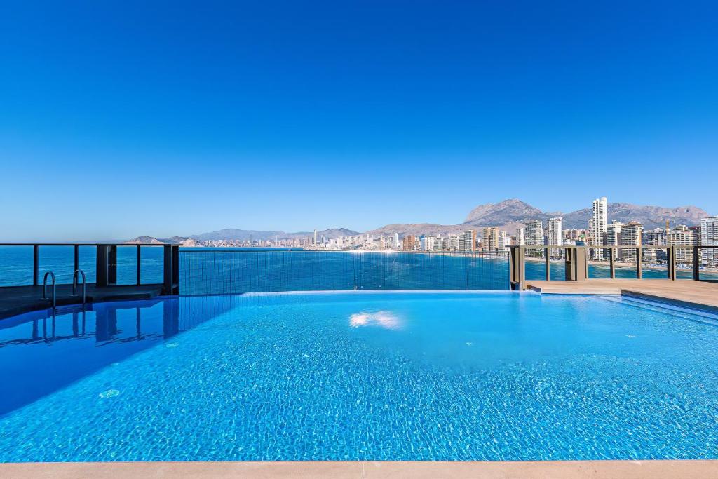 贝尼多姆GEMELOS Levante beach apartments的享有水景的大型游泳池