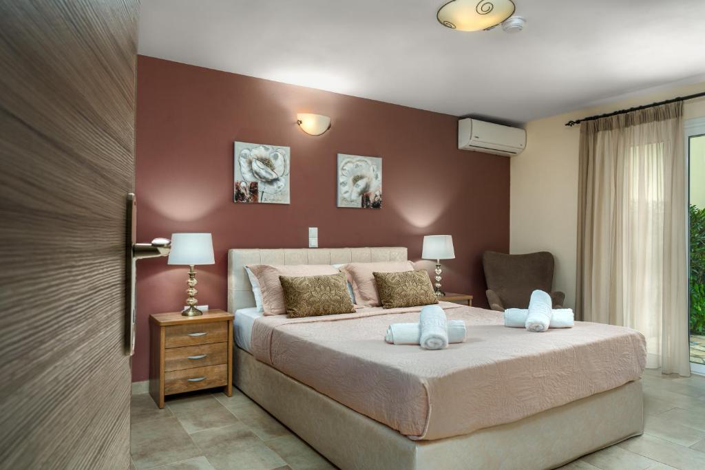 凯里翁狄奥尼修斯别墅公寓的一间卧室设有一张带棕色墙壁的大床