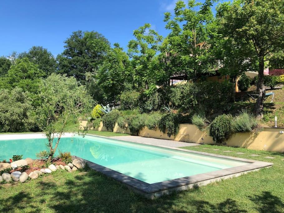 奥拉Eremo dei Poeti的一座房子的院子内的游泳池