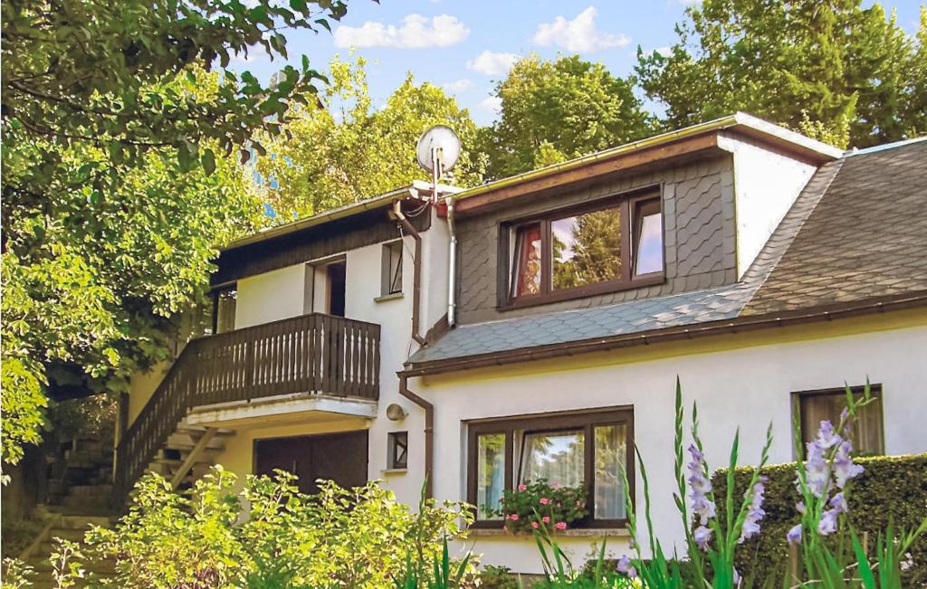 EhrenbergBeautiful Home In Ehrenberg With Wifi的带阳台和树木的白色房屋
