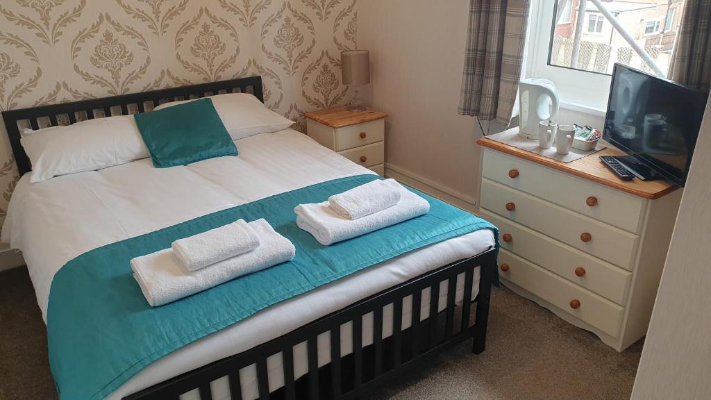 布莱克浦HOTEL242的一间卧室配有一张带两个枕头的床