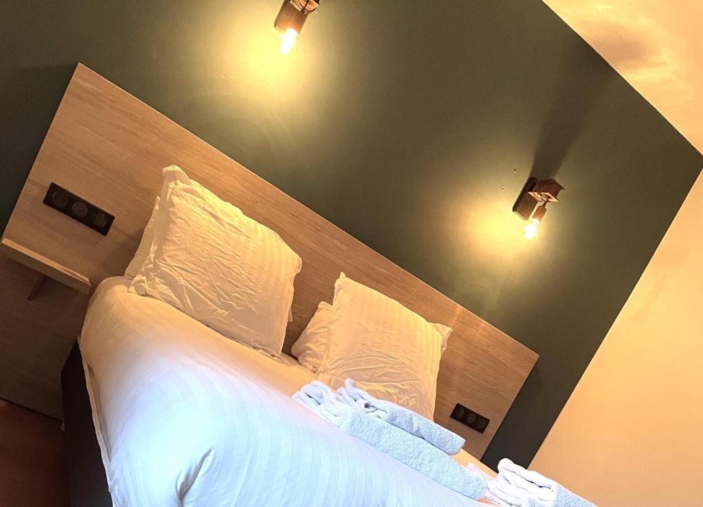 朗戈涅朗格多克酒店的一间卧室配有一张大床,两盏灯