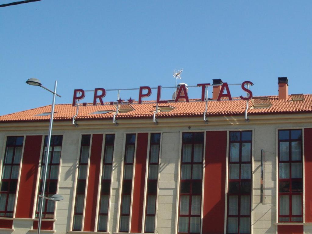 欧德鲁佐Pensión Residencial Platas的上面有标志的建筑