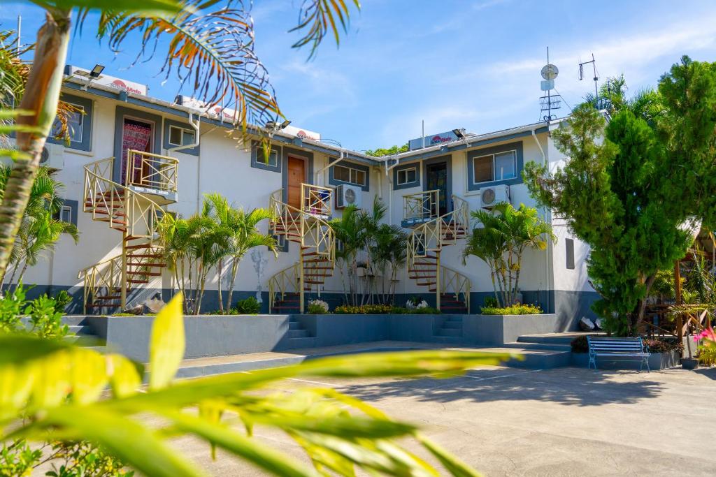 霍尼亚拉Sanalae Apartments的一座棕榈树建筑