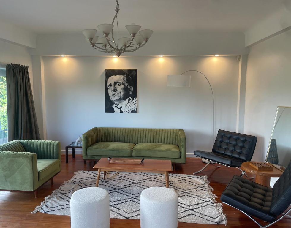 汉密尔顿CBD Apartment, River View的客厅配有两张沙发和一张桌子