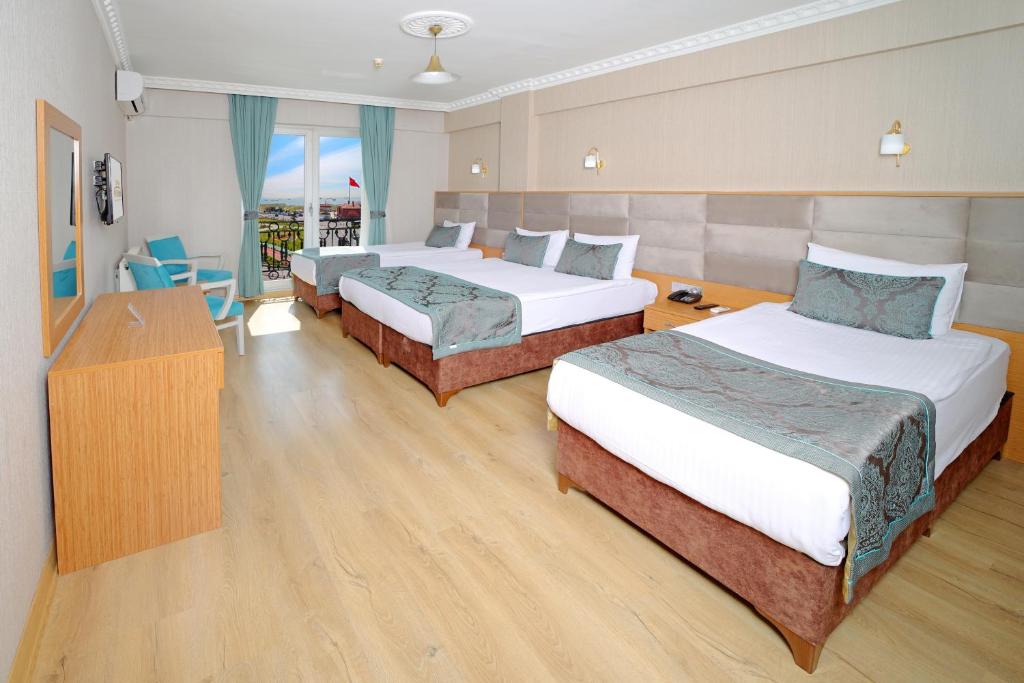 伊斯坦布尔Istanbul Panorama Hotel的酒店客房设有两张床和电视。