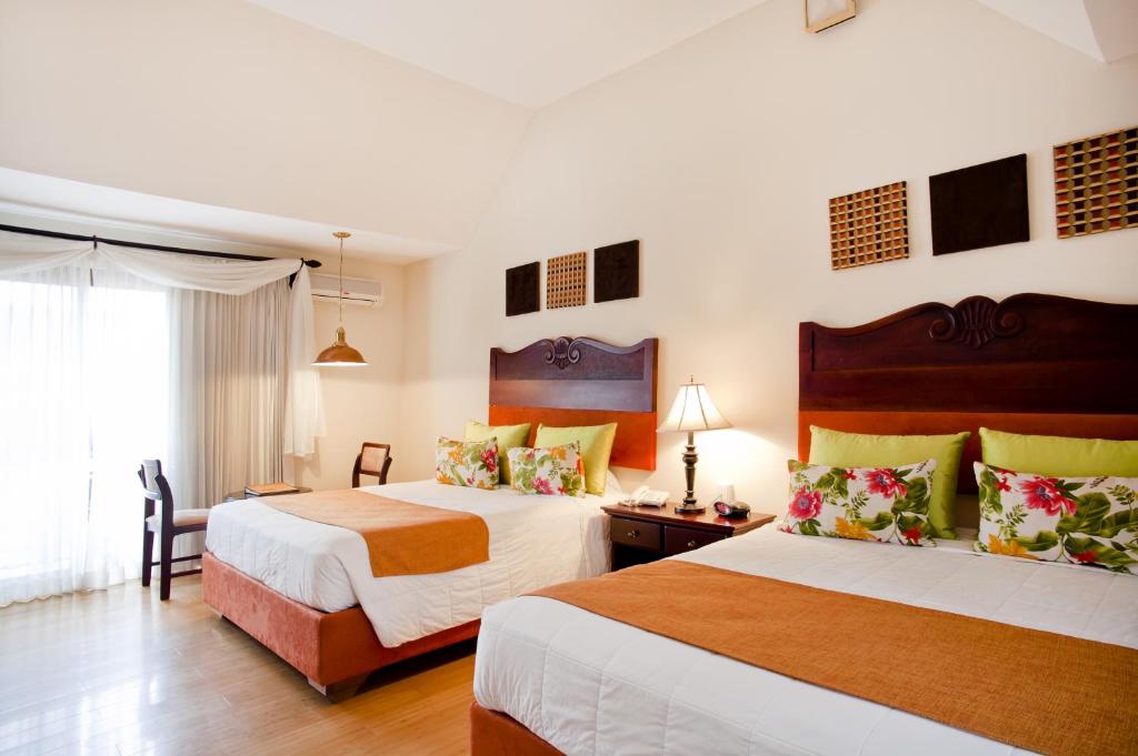 圣何塞艾尔罗德欧埃斯坦西亚精品酒店及牛排餐厅的酒店客房设有两张床和窗户。