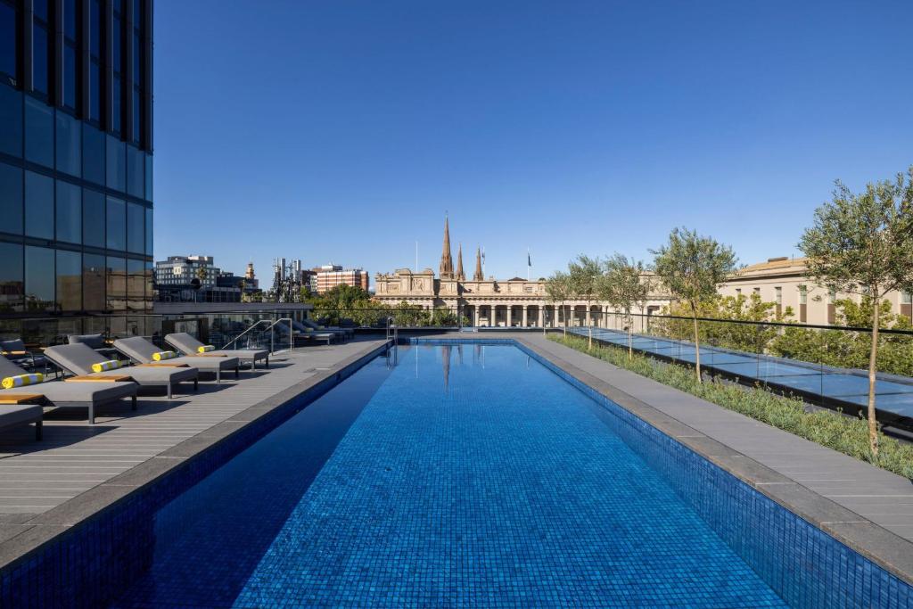 墨尔本Le Méridien Melbourne的建筑物屋顶上的游泳池