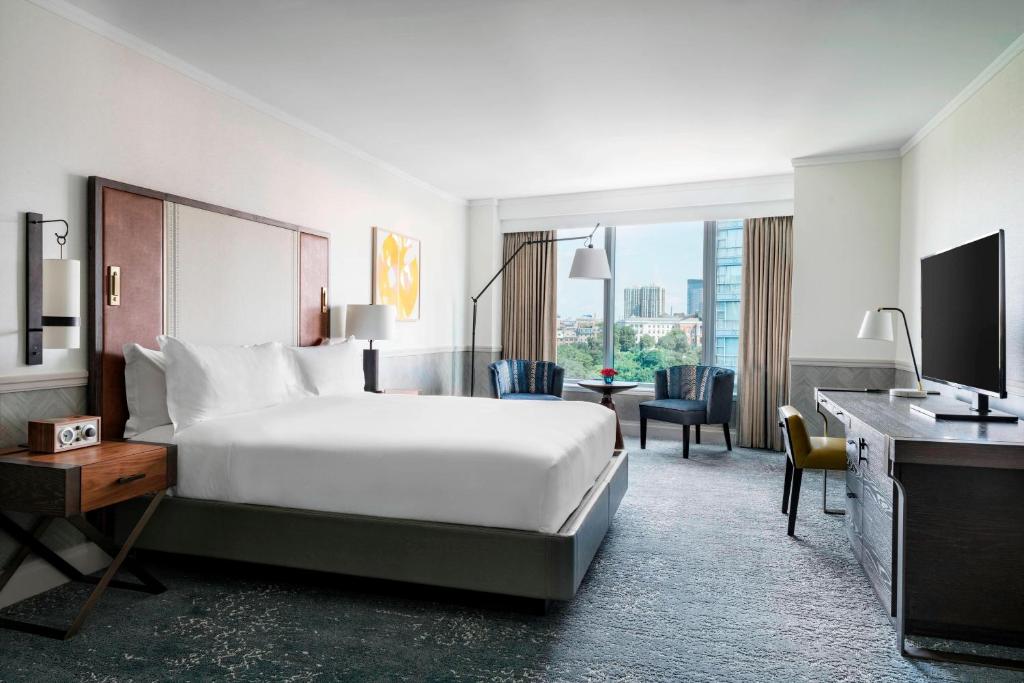波士顿波士顿丽思卡尔顿酒店的配有一张床和一张书桌的酒店客房