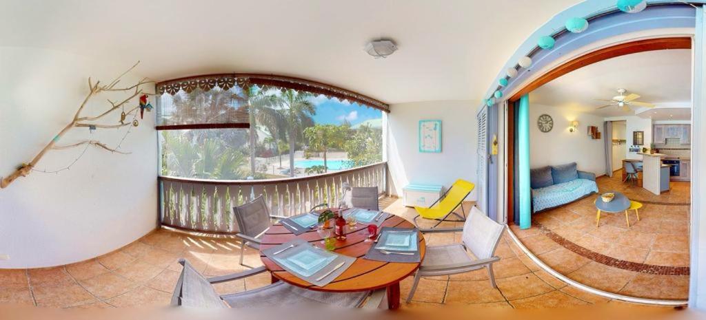 Saint MartinSeadream Paradise appartement vue piscine à 150m de la plage的客厅配有桌椅