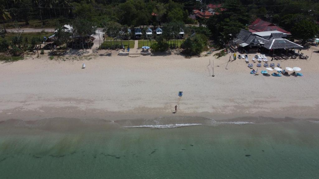 高兰Walden Koh Lanta - Tiny Homes by the Sea的享有海滩的空中景致,配有椅子和遮阳伞