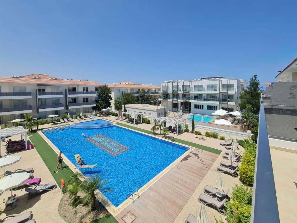 帕拉利米尼Mythical Sands AM10的享有酒店游泳池的顶部景色