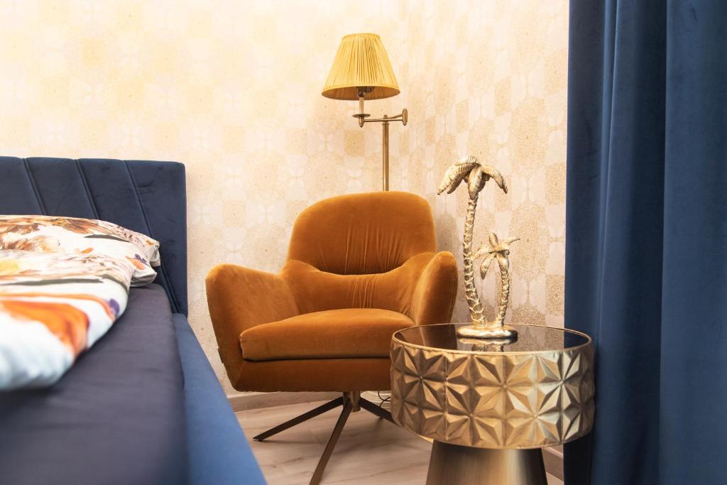 布达佩斯Grand Suites Central的客厅配有椅子和灯