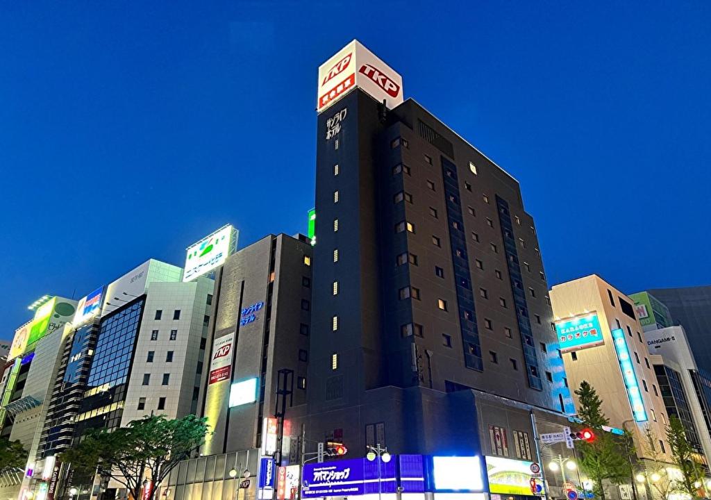 福冈TKP Sunlife Hotel的夜晚在城市的高楼