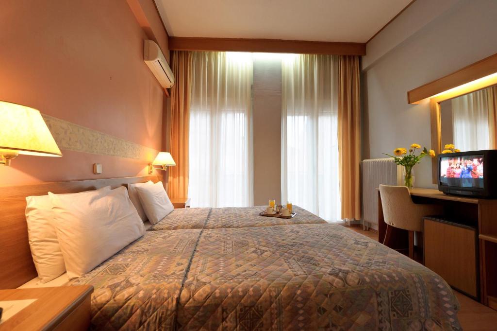 卡斯托里亚阿尼西斯酒店的酒店客房,配有床和电视