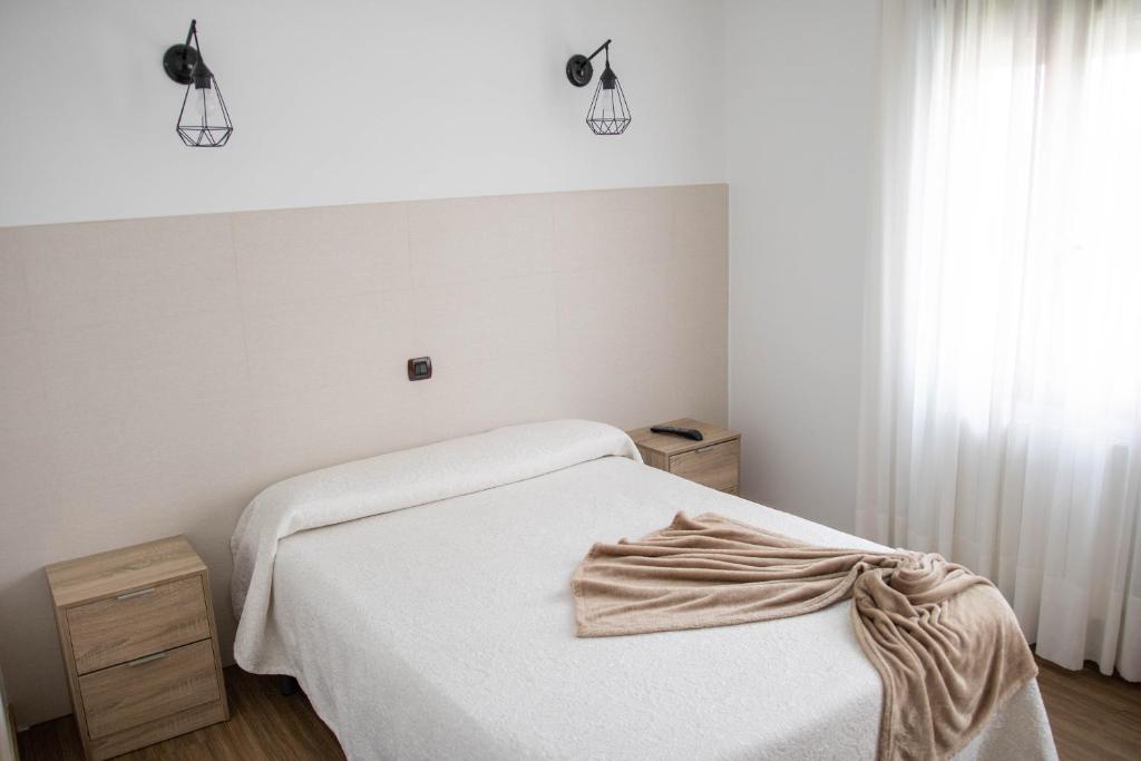 诺哈玛利亚海圣母酒店的白色的卧室设有床和窗户
