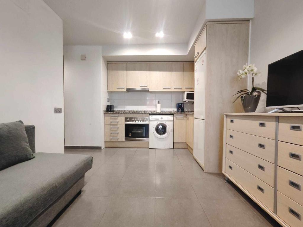 马塔罗Mazi Apartments Nest的一个带洗衣机和烘干机的小厨房