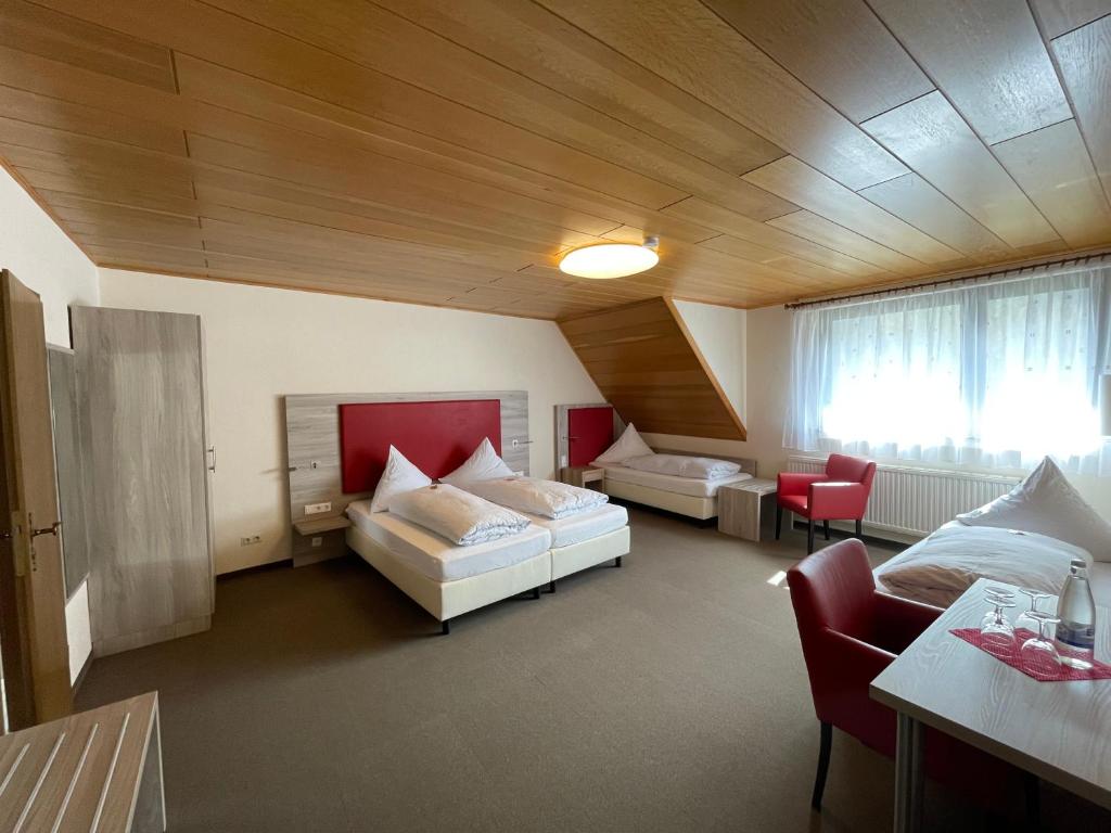 MüdenHotel Pension Balthasar的大房间设有两张床和一张沙发