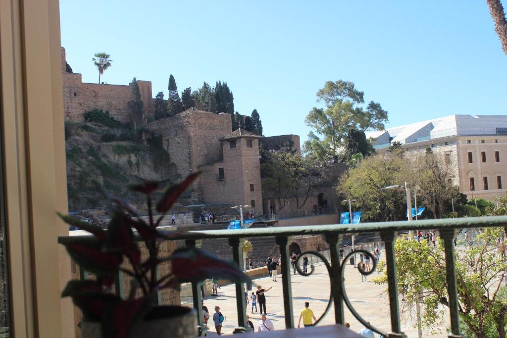 马拉加罗马剧院精品酒店的阳台享有城堡的景致。