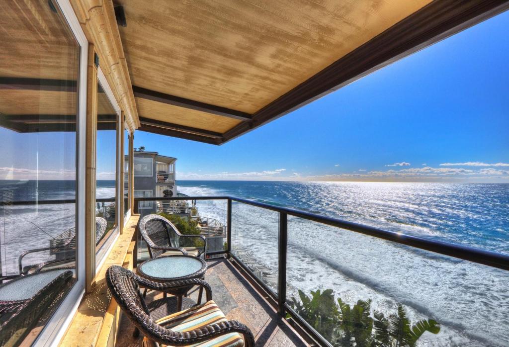 拉古纳海滩Villa Roma at the Retreat in Laguna Beach的阳台配有椅子,享有海景。