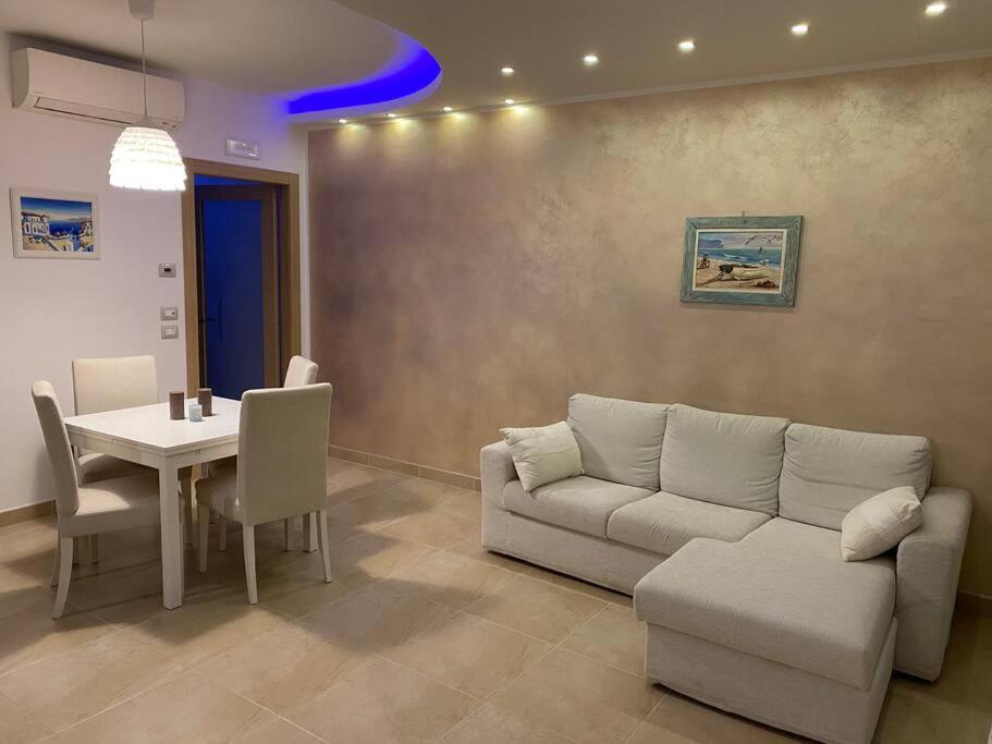 雷卡纳蒂港Appartamento al mare - Porto Recanati的客厅配有沙发和桌子