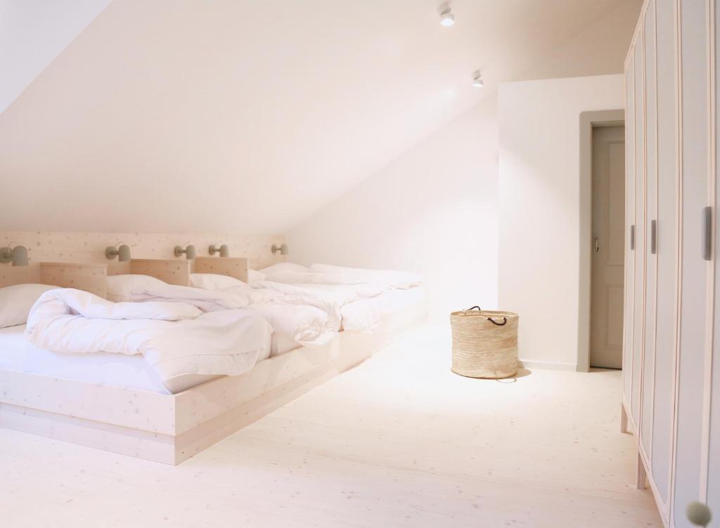 莱尔莫斯Lermooser的白色卧室,配有白色的床和袋子