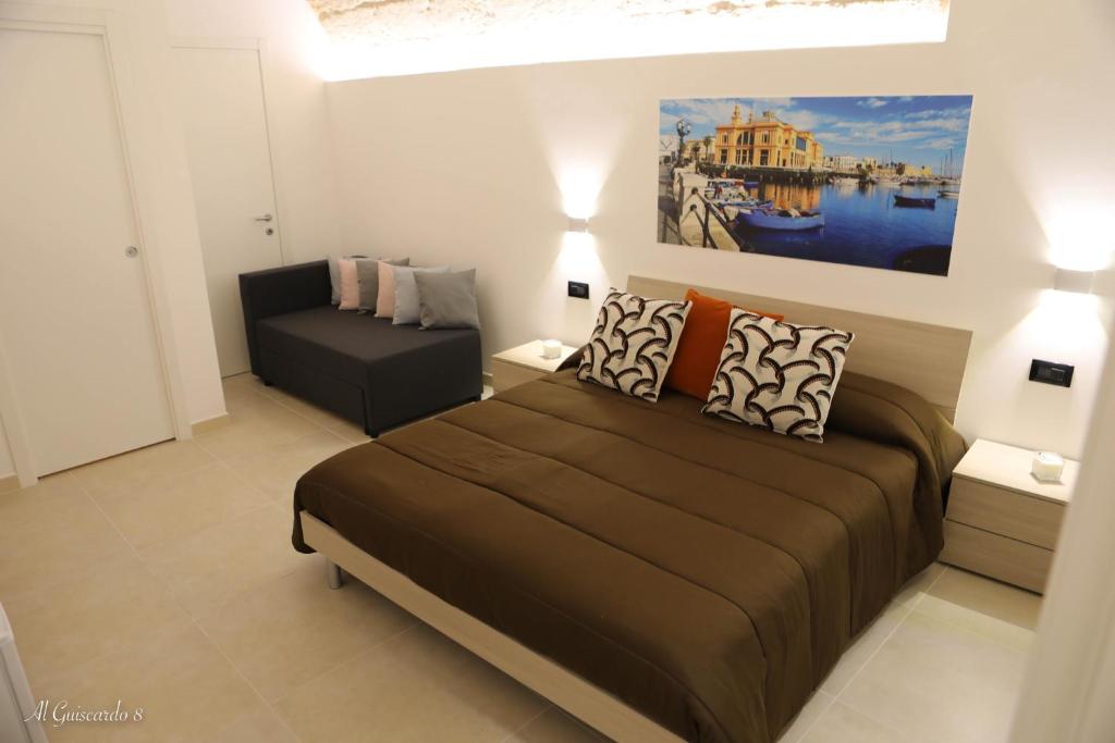 巴里Al Guiscardo 8的一间卧室配有一张床和一张沙发