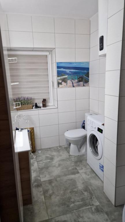 耶莱尼亚古拉Maila exklusiv的一间带卫生间和洗衣机的浴室