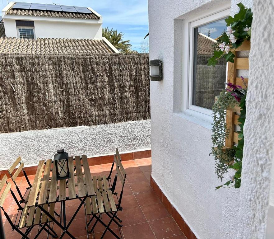 滨海比拉萨尔Vilamarlux VII的庭院设有两把椅子、一张桌子和一扇窗户。