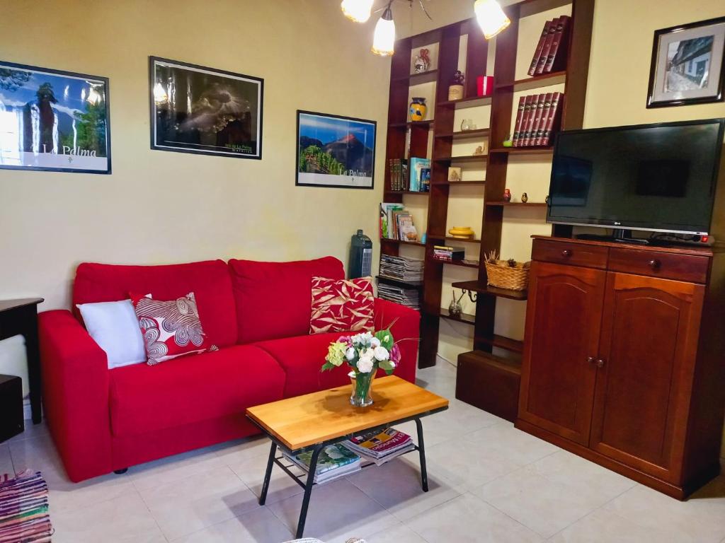 马佐La casa de Isabel的客厅配有红色的沙发和桌子