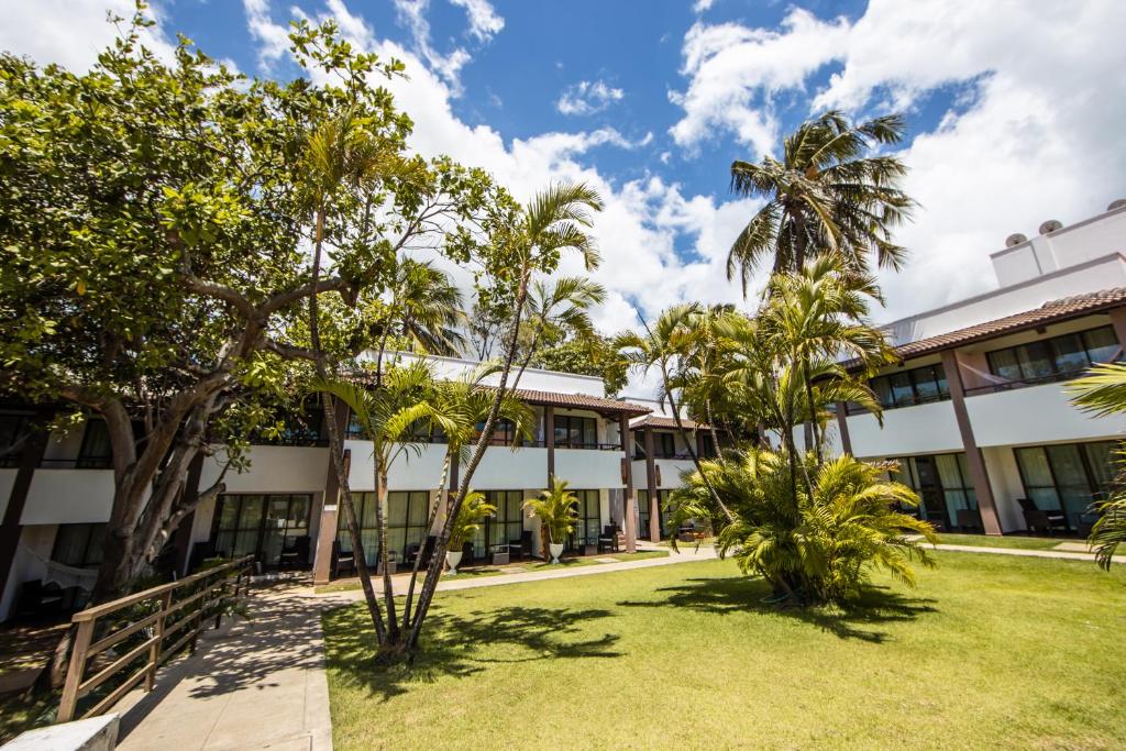 卡姆布库Duro Beach Garden Hotel的一座棕榈树建筑
