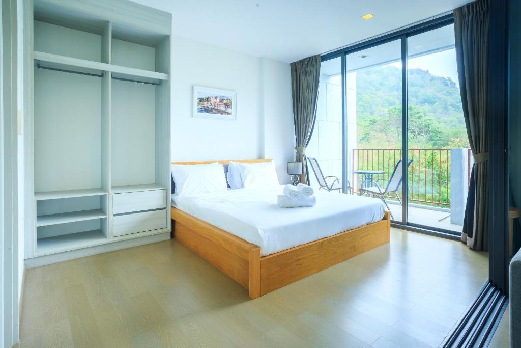 Ban Huai Sok NoiMountain View Retreat at Khaoyai的一间卧室设有一张床和一个大窗户