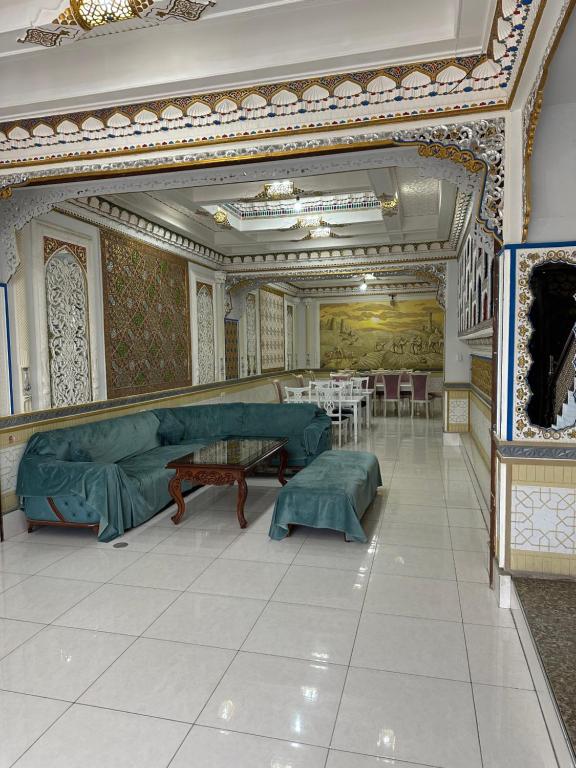 布哈拉TEMUR Hotel的客厅配有沙发和桌子