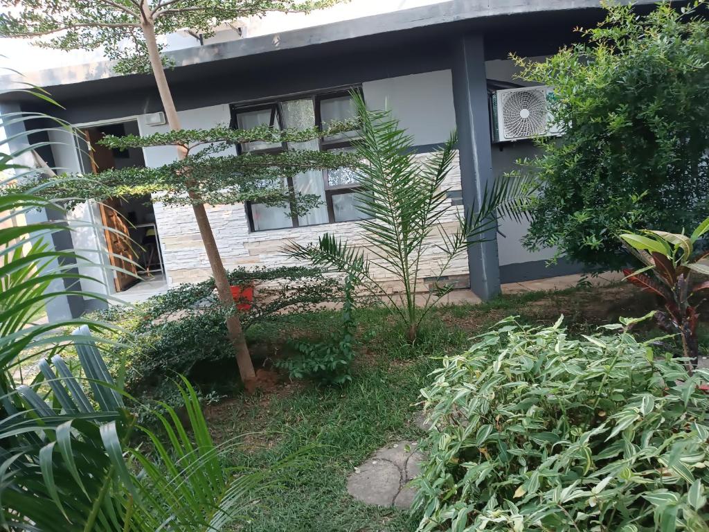 卡萨内Shalakwe Hills-Inn B&B Kasane的前面有花园的房子