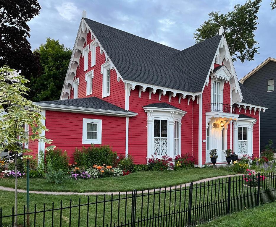 弗雷德里克顿The Red House Fredericton的黑色屋顶的红色房子