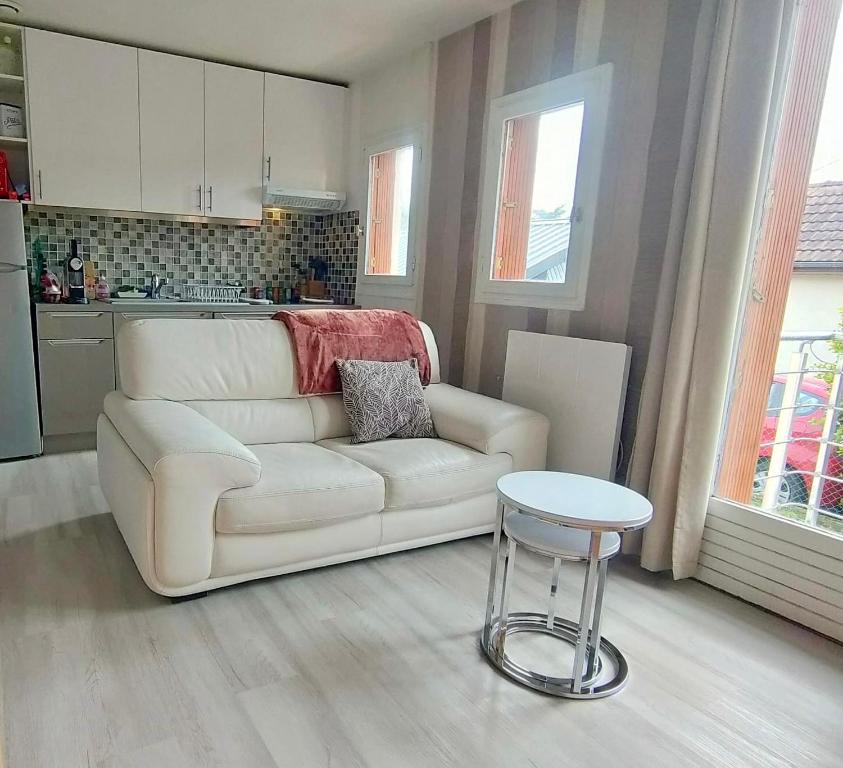 布克Maison avec sous sol indépendant et parking à 2km de Versailles的客厅配有白色的沙发和桌子