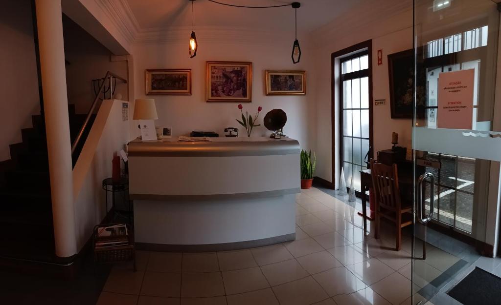 蓬塔德尔加达Hotel Insular的一间厨房,在房间内配有柜台