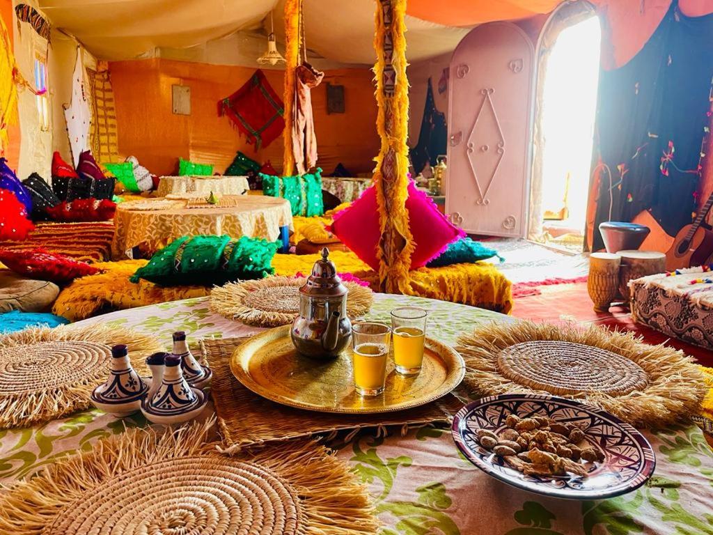 姆哈米德Authentique berber Camp的一间房间,桌子上摆放着食物和饮料