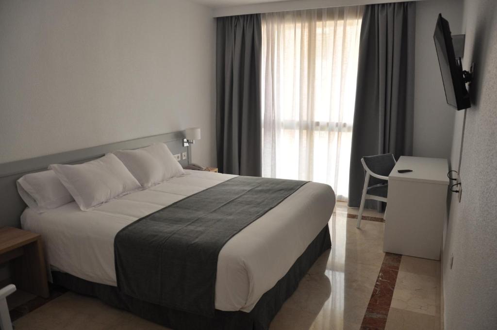 卡拉瓦卡·德·拉·克鲁斯NEO HOTEL的酒店客房设有床和窗户。
