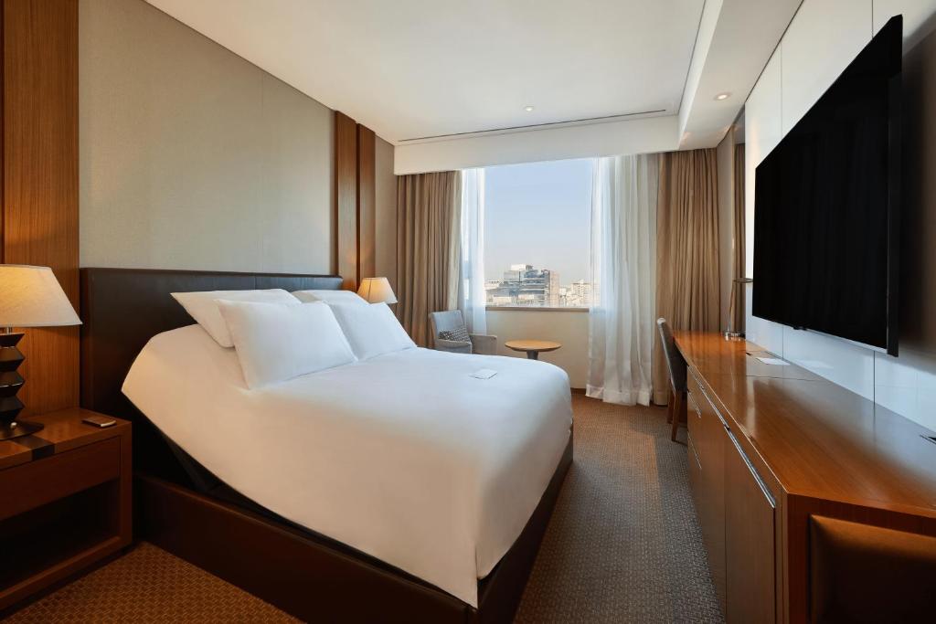 首尔LOTTE City Hotel Guro的酒店客房设有一张大床和一台电视。