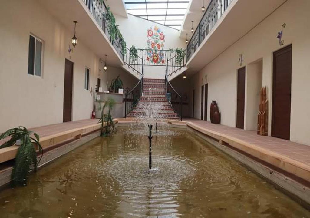 TararameoMia Bonita Hotel Boutique的一座建筑里空空的房间,有水池