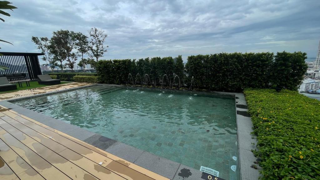 乔治市Beacon Executive Suite - City View - By IZ的一个带木甲板的庭院内的游泳池