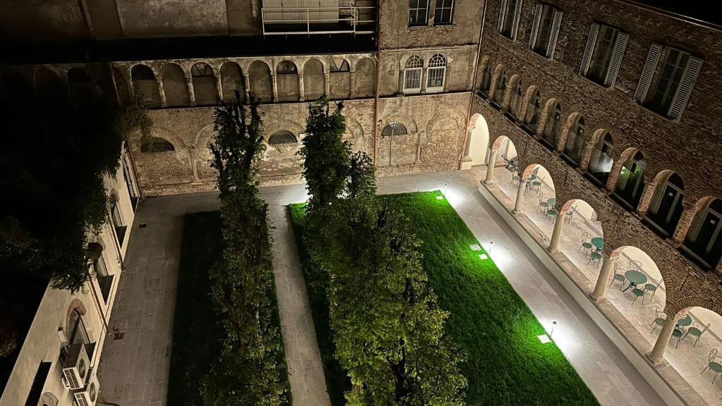 贝加莫Palazzo Santo Spirito的一座带绿色草坪的室内庭院