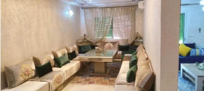 Tafzaمسكن الراحة的客厅配有沙发和桌子