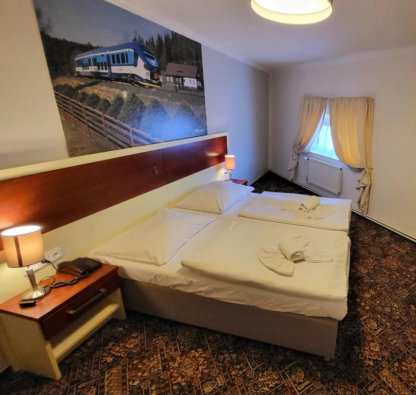 布拉格城市客栈的卧室配有一张大床,墙上挂着一张照片
