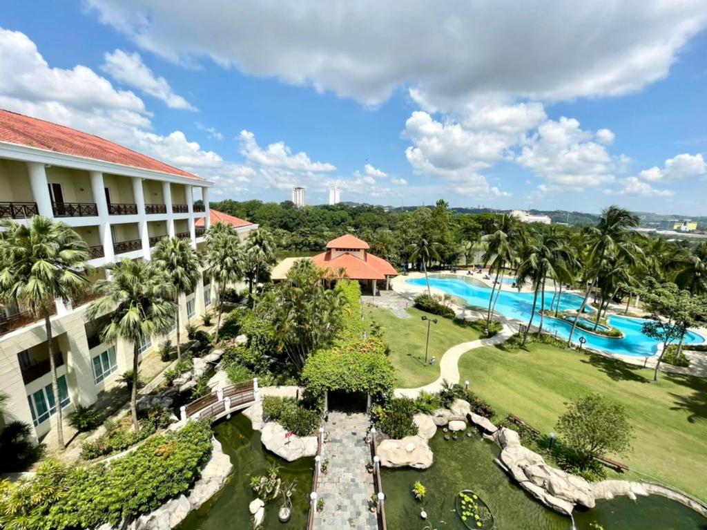 班吉Bangi Resort Hotel的享有带游泳池的度假村的空中景致